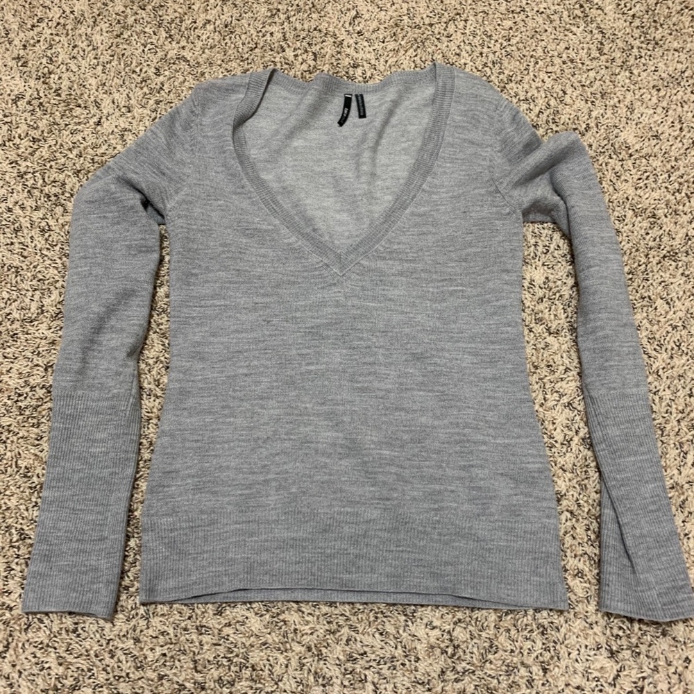 🌟HP🌟 Gray Takeout VNeck Sweater Lg Jr